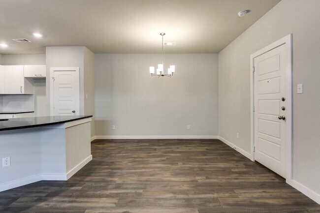 Foto del edificio - GORGEOUS 3 BEDROOM DUPLEX LOCATED IN MIDLO...