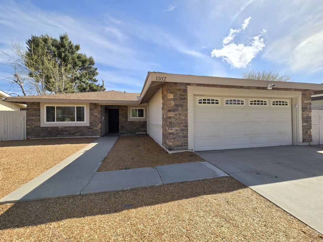Foto principal - 1102 E Ave J5