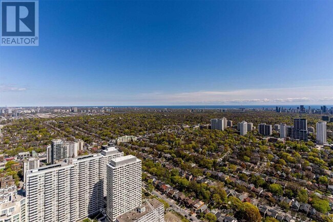 Photo du bâtiment - 2221 Yonge St