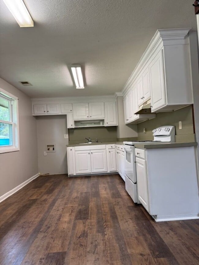 Building Photo - 7001 Comet Dr