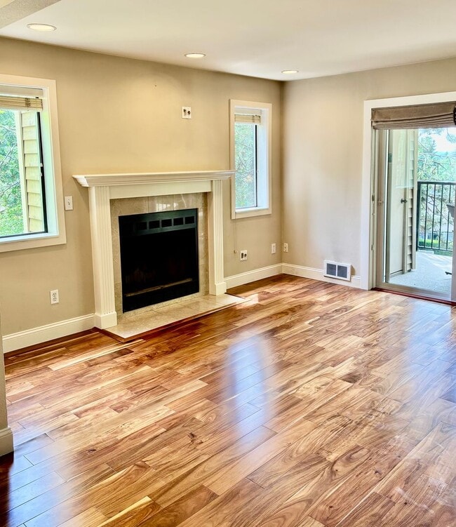 Building Photo - 2 Bed / 2 Bath Downtown Kirkland Condo $2,...