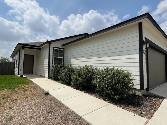 Foto del edificio - BEAUTIFUL HOME IN SAINT HEDWING. MOVE IN READY!.