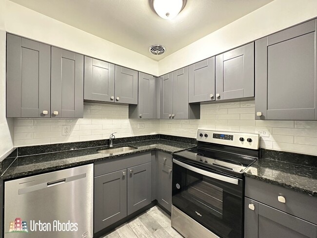 Building Photo - 672 W Sheridan Rd