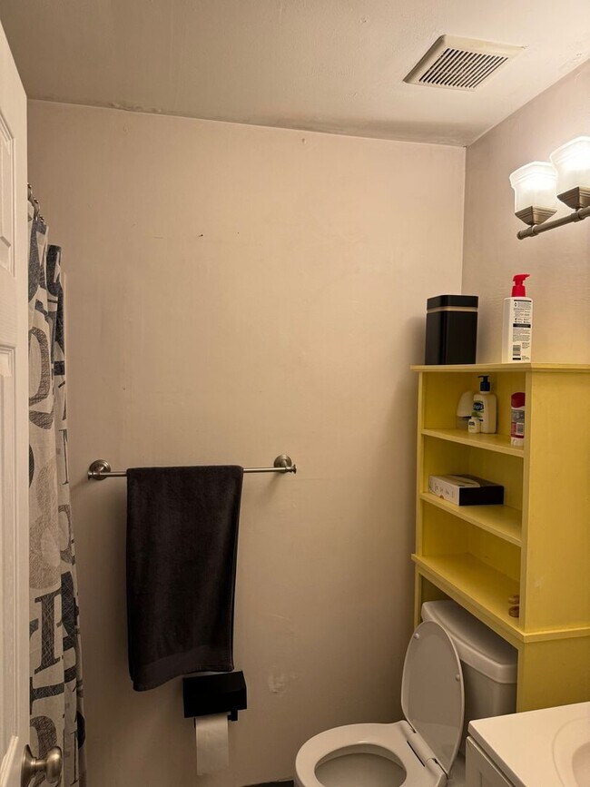 Building Photo - Charming 2BR Condo in Wallingford