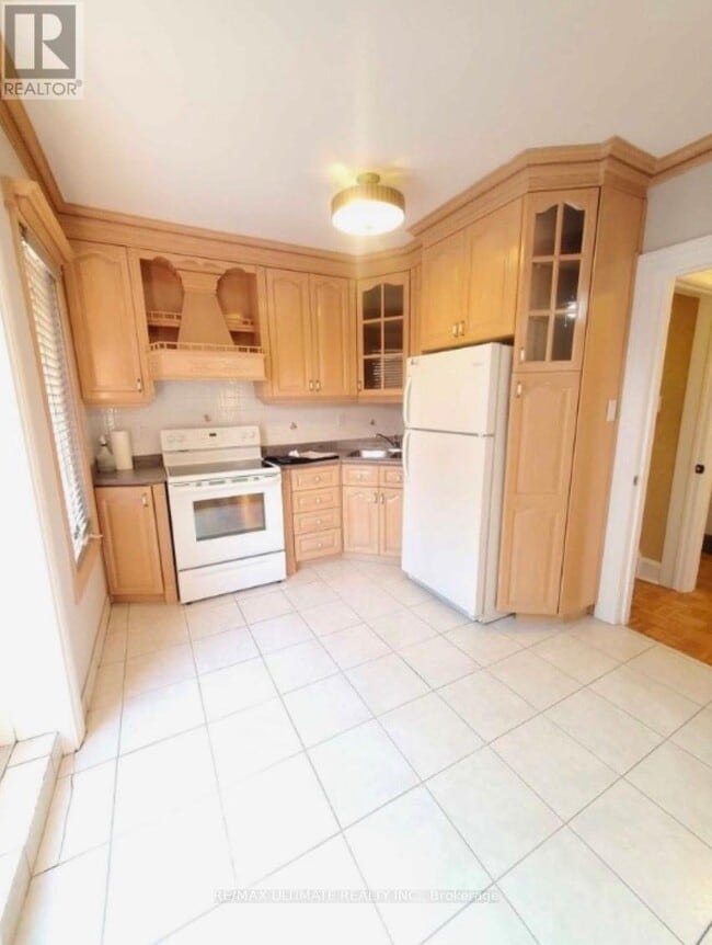 Building Photo - 331 St Clarens Ave