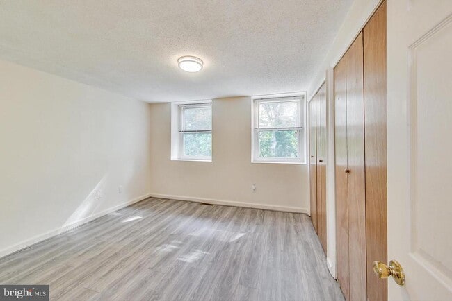 Building Photo - 1835 Village Green Dr