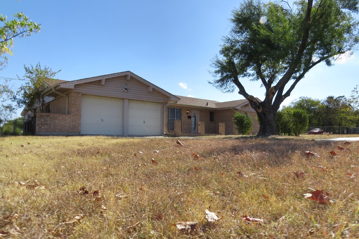 Primary Photo - Updated 3-Bed Home on Nearly an Acre in Ki...