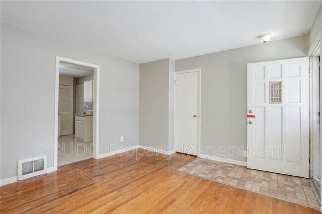 Building Photo - 10514 E 10th St S