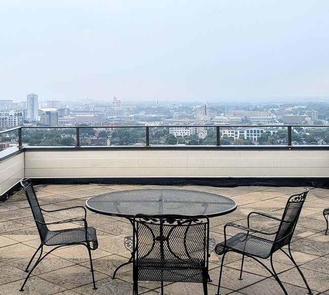 Foto del edificio - 1633 N Prospect Ave
