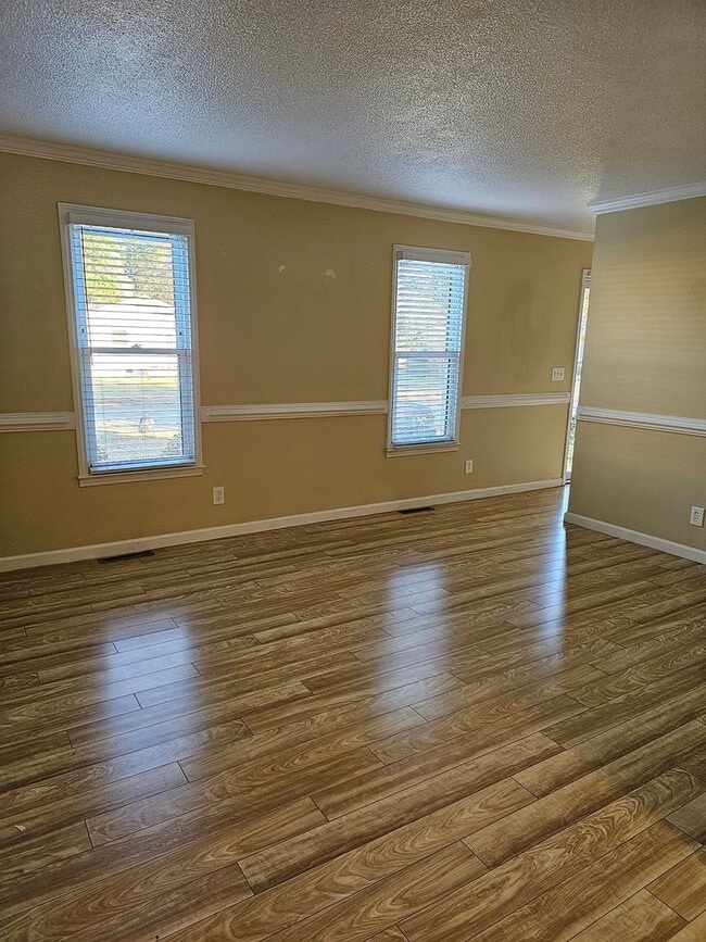 Building Photo - 4 Bedroom 2 bath home,