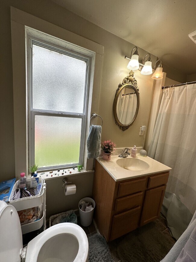 Foto del edificio - 4 Bed 2 Bath close to UWEC!