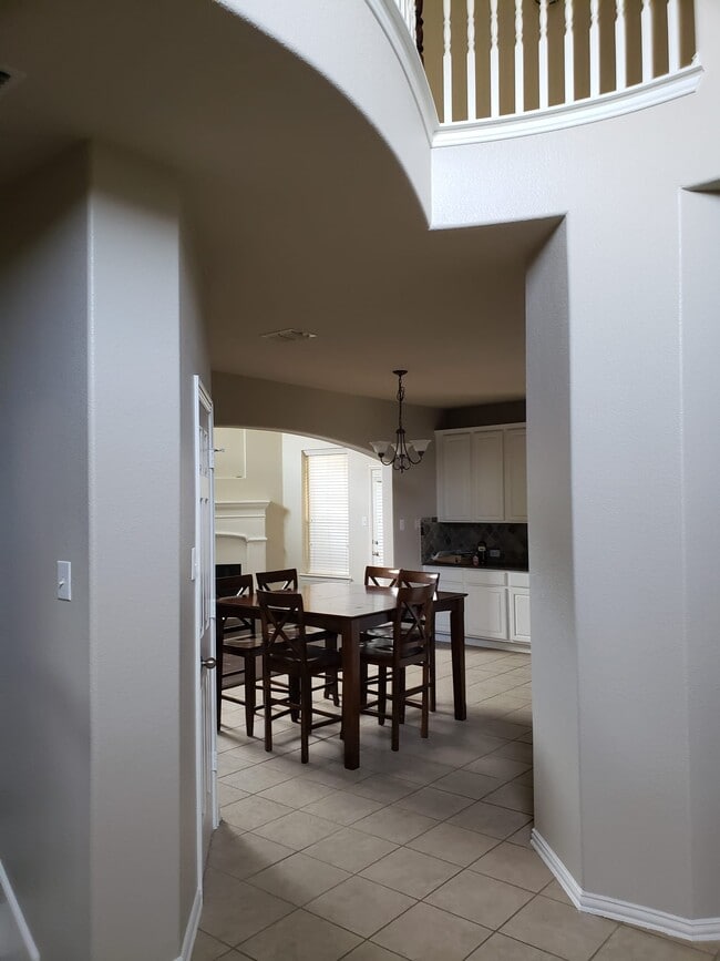 Foyer 1 - 3500 S Gravel Cir
