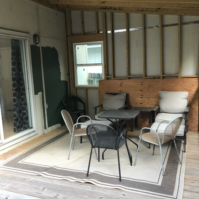 Building Photo - 1547 Nicholson Dr