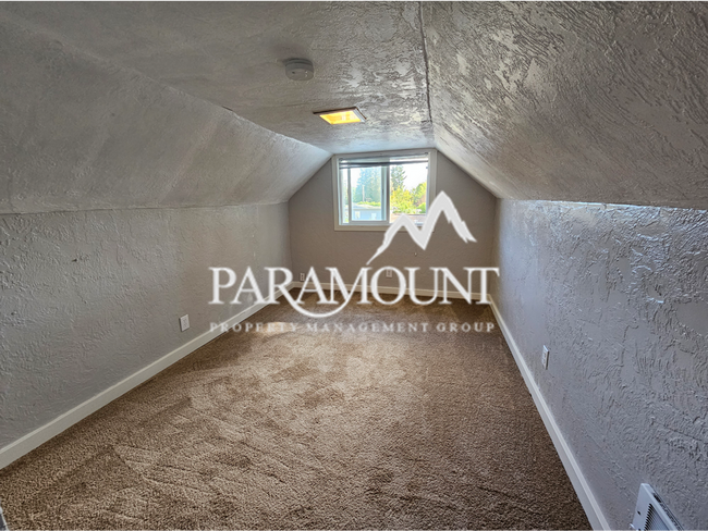 Foto del edificio - Spacious Living with Exceptional Amenities