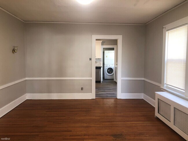 Building Photo - 3 br, 1 bath Triplex - 219 Quaker Ln S 2nd...