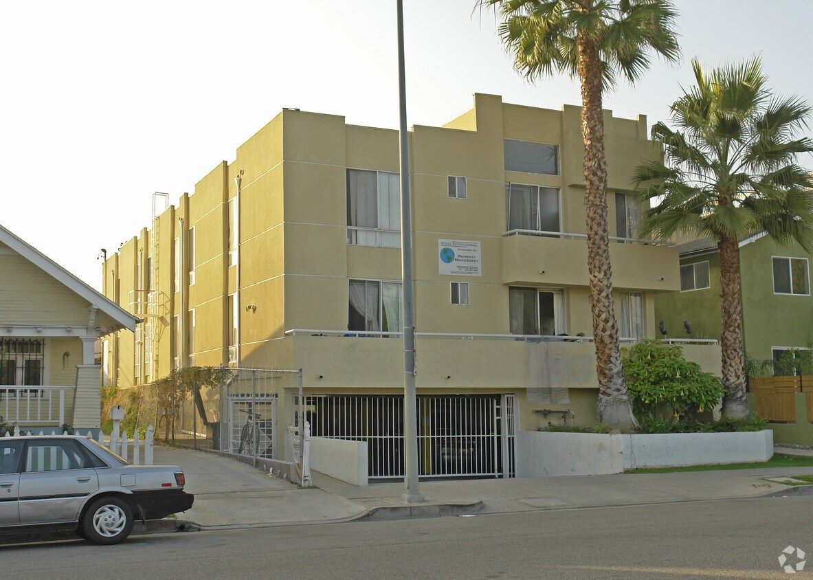 Foto principal - 1219 N Bronson Ave