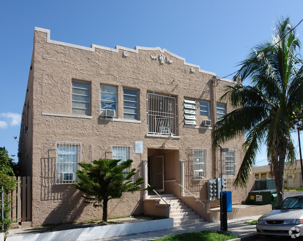 Building Photo - 1567 SW 4th St