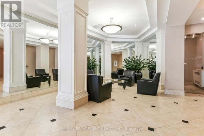 Photo du bâtiment - 801 King St W