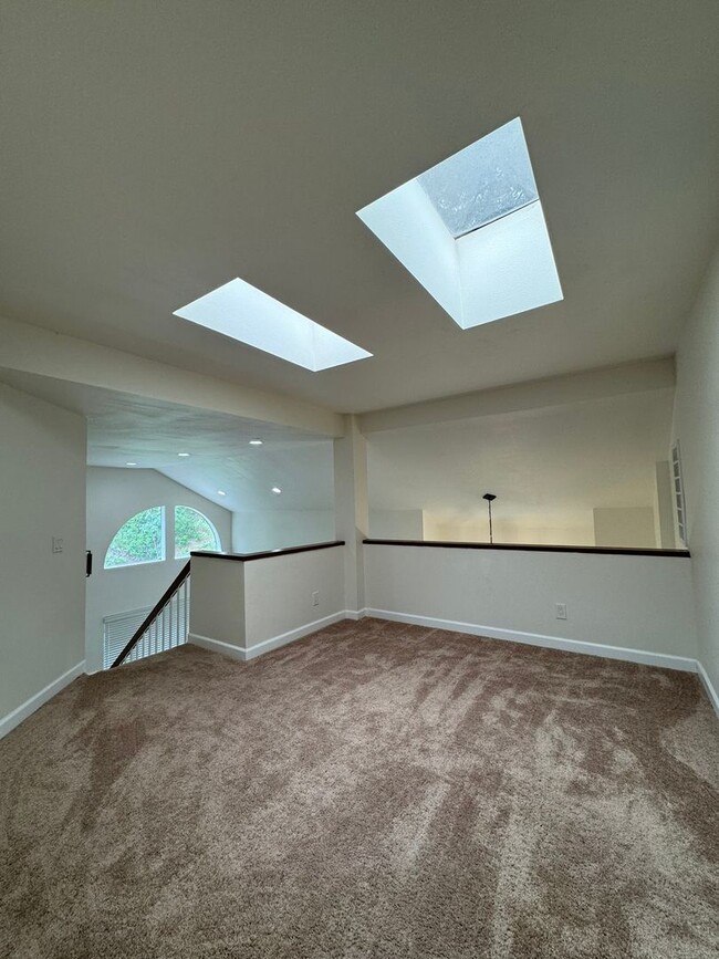 Building Photo - Modern 2 Bed, 2 Bath Condo with Loft in Or...