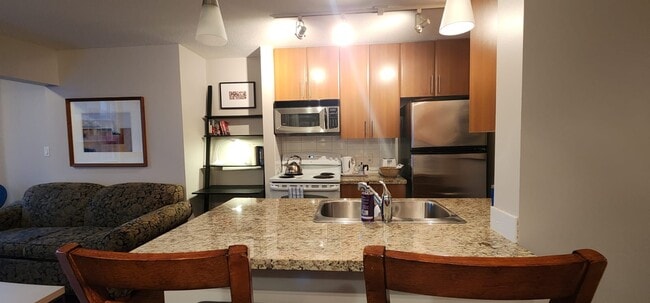 Building Photo - 689 Abbott St