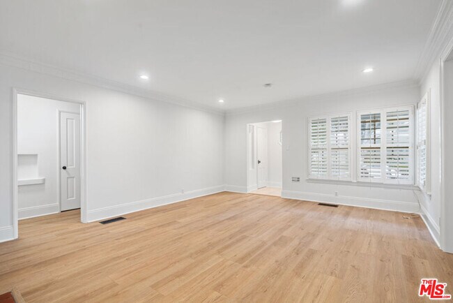 Building Photo - 1752 Oak St