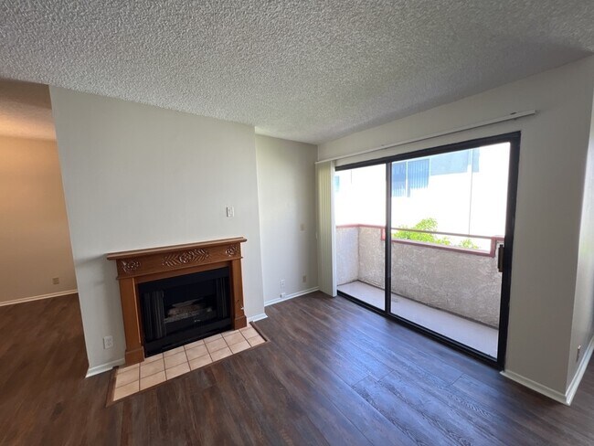 Building Photo - 15023 Dickens St