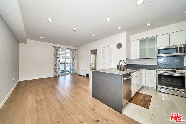 Building Photo - 105 S Mariposa Ave