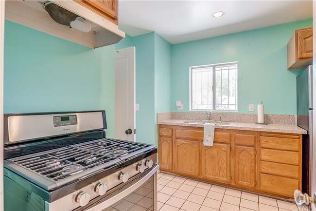 Building Photo - 1134 N Mariposa Ave