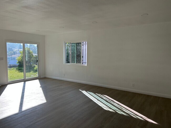 Building Photo - Beautiful 3 bed 2 bath home