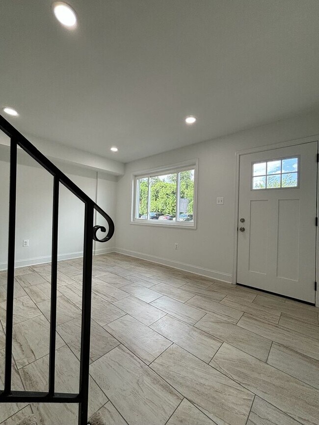 Building Photo - 2 Story Townhome Laurel