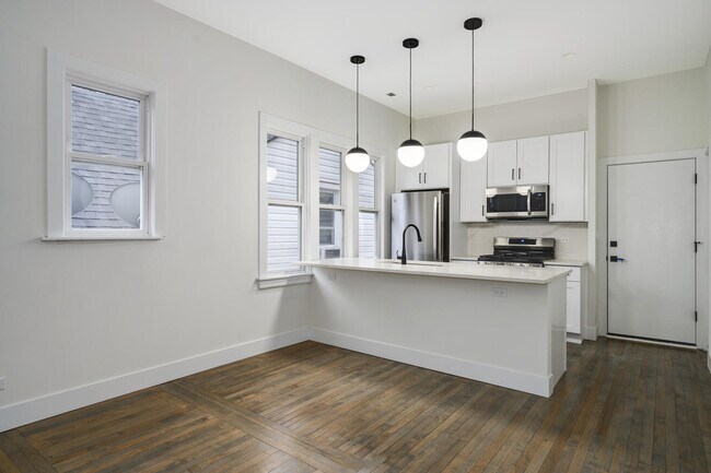 Foto del edificio - 2137 N Maplewood Ave