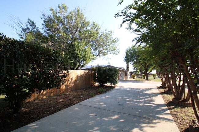 Foto del edificio - Spacious 4-Bedroom Home with Bonus Room, Large Yard & Solar Panels