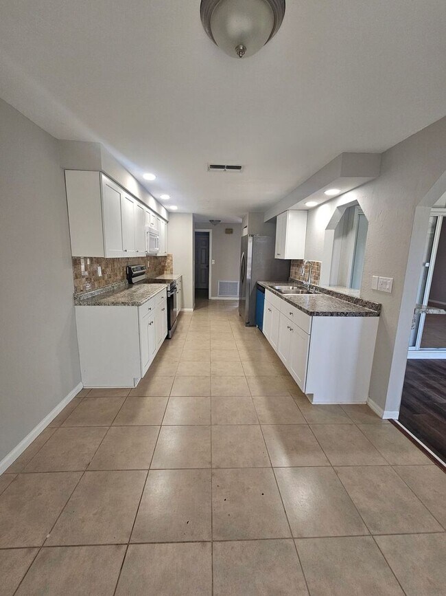 Building Photo - Pet Friendly Updated GREAT home in the area of Trafalgar and Skyline close to boat ramp and park!