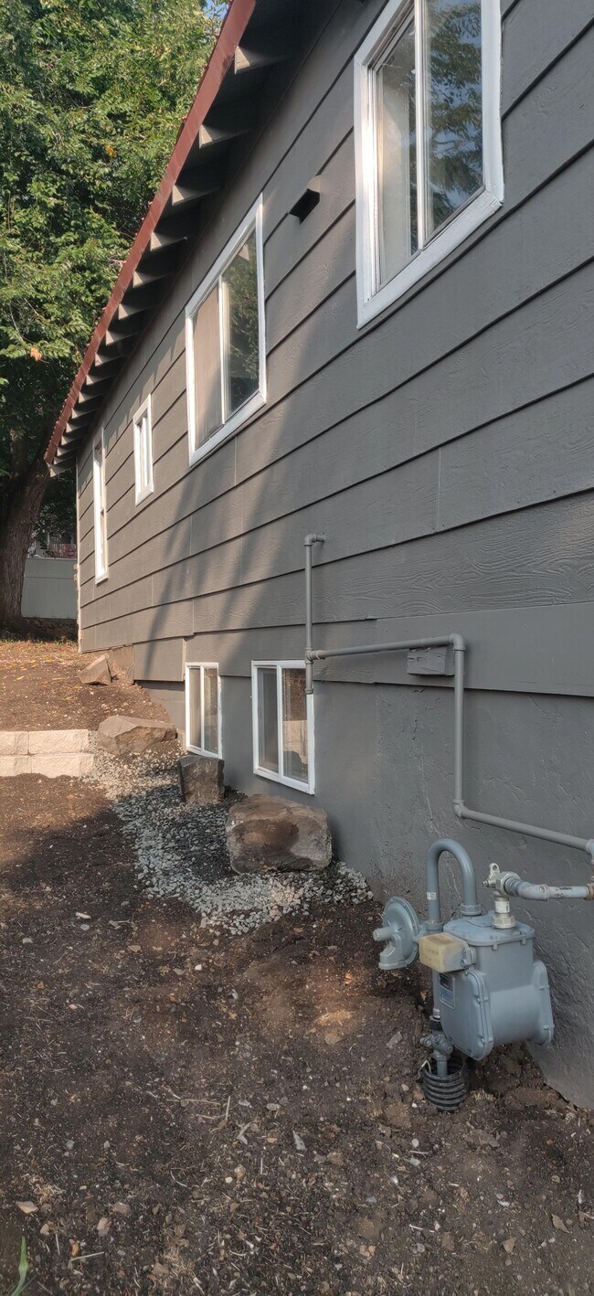 Building Photo - 1527 Lookout Ave