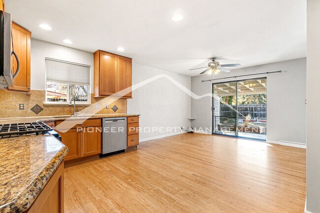 Foto del edificio - Spacious Home with Fully Fenced Yard and 2...