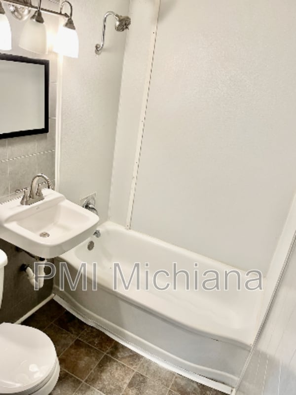Building Photo - 4628 Meadow Ln