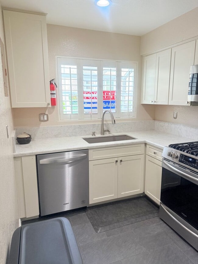 Foto del edificio - One Bed Furnished Condo for Rent in Ontario