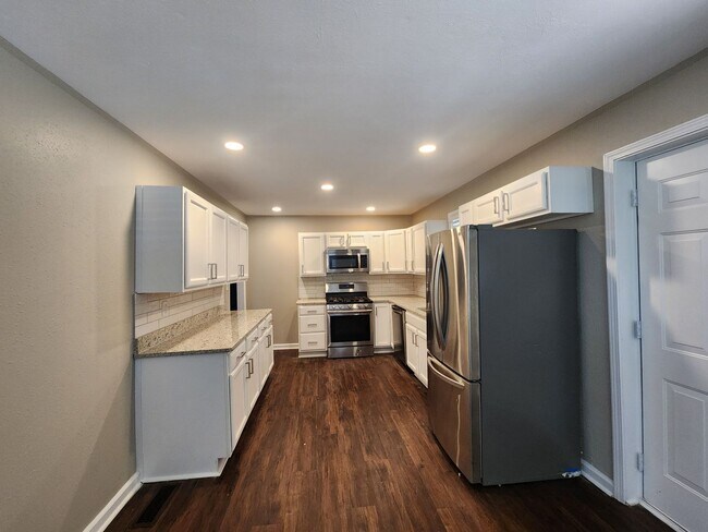 Building Photo - 3 Bedrooms 1.5 Baths Carport - Midtown