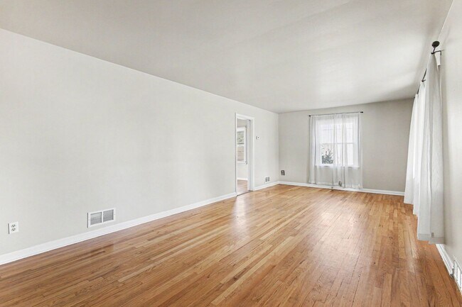 Foto del edificio - Great Home ready now Great Neighborhood!