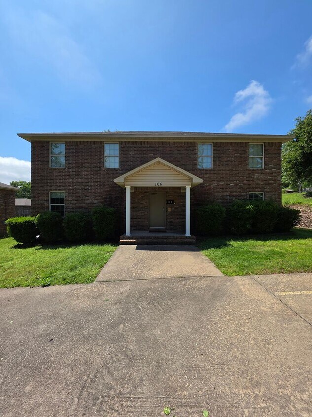 Foto principal - 104 E Carthage Ave