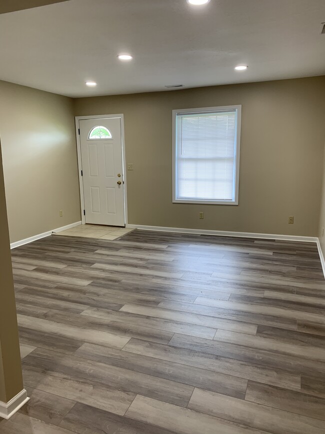 Building Photo - 403 N Maple St