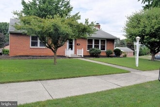 Building Photo - 847 E Maple St