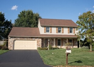 Building Photo - 922 Pinetree Way