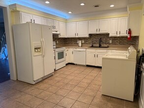Building Photo - 1591 Kenmore Dr