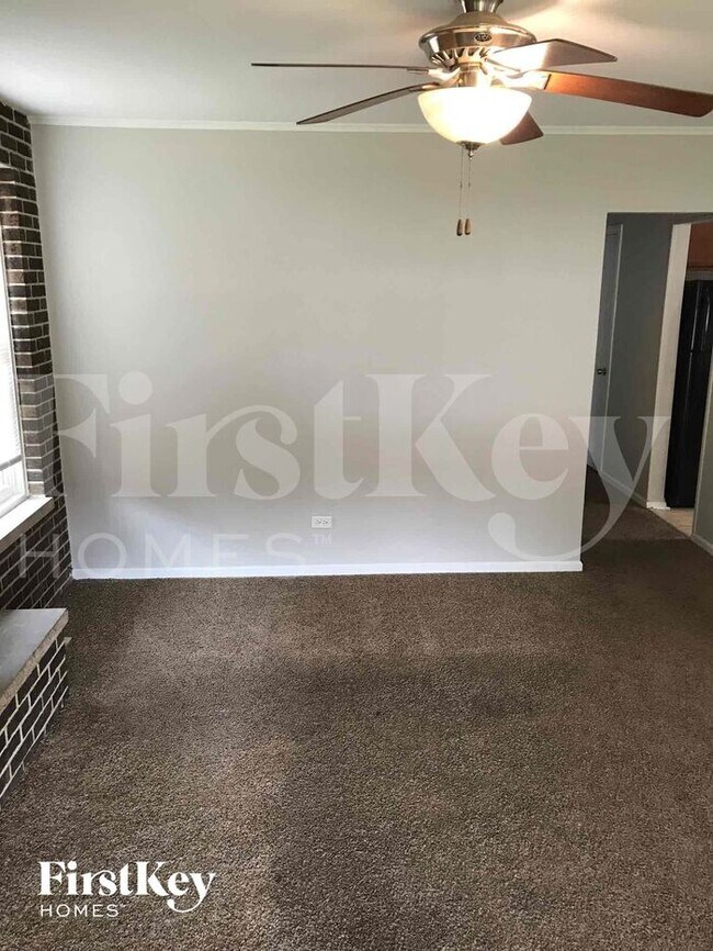 Foto del edificio - 14525 Dobson Ave