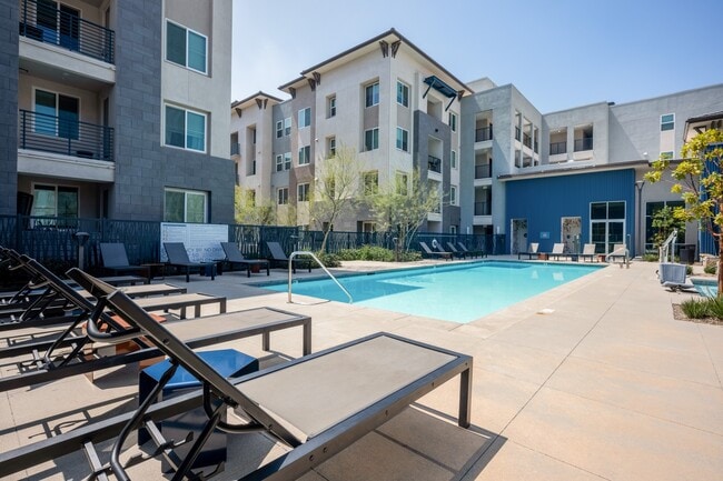 Building Photo - Array Vista Canyon