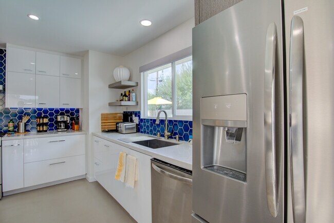 Foto del edificio - 3044 N Cypress Rd