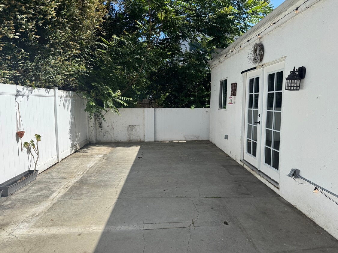 Building Photo - 5646 Woodman Ave