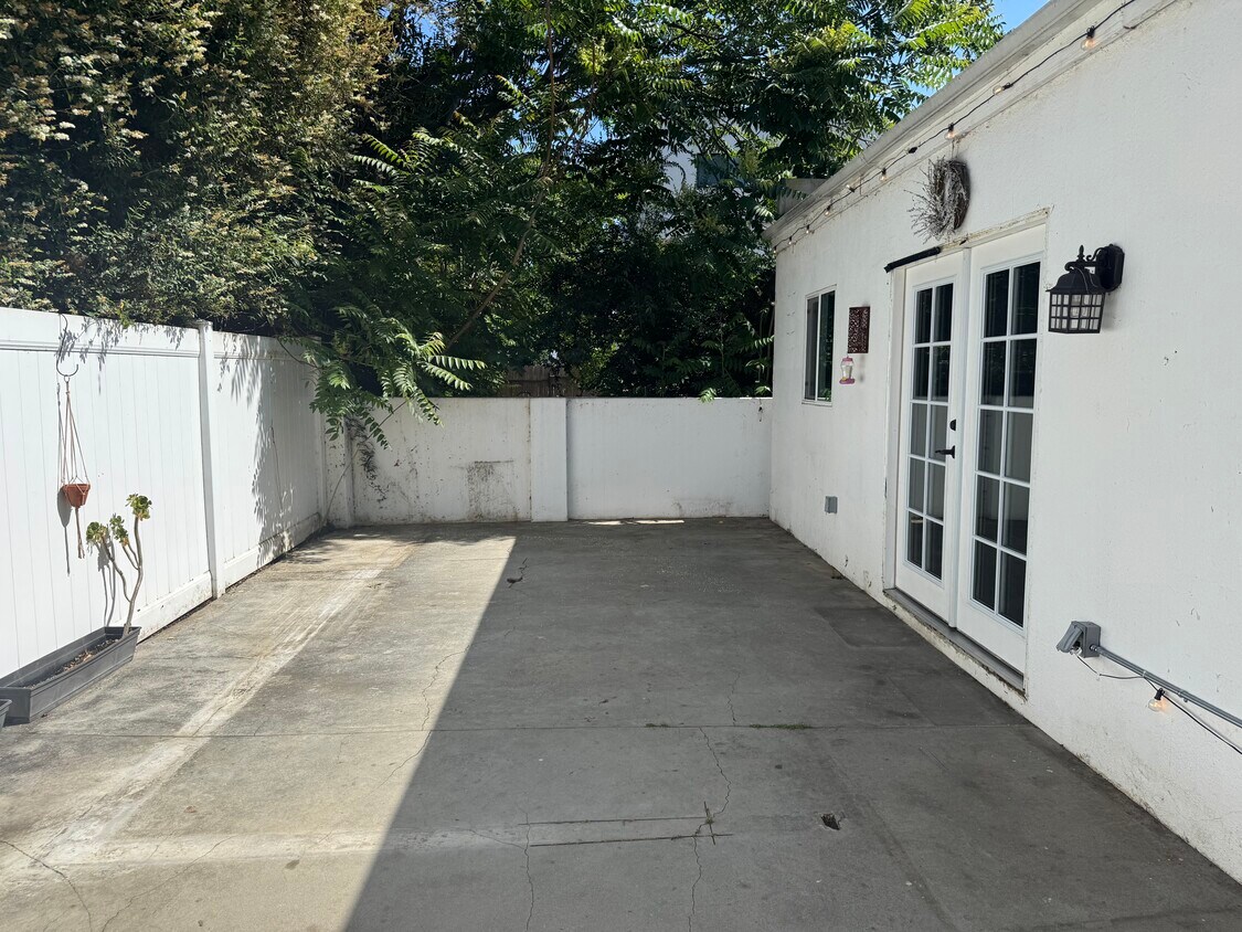 Foto del edificio - 5646 Woodman Ave