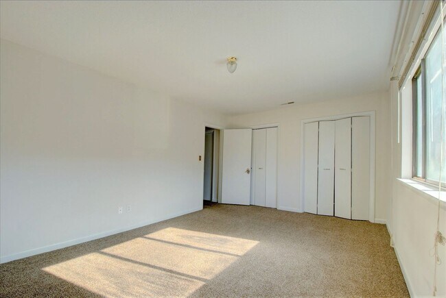 Building Photo - Great Value in convenient location!